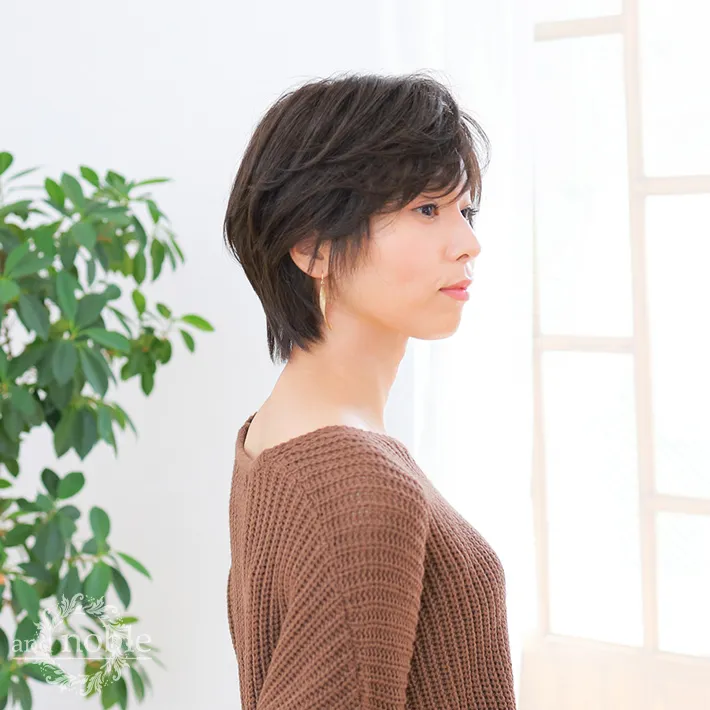 医療用ウィッグ「シャルムショート」を着用した女性