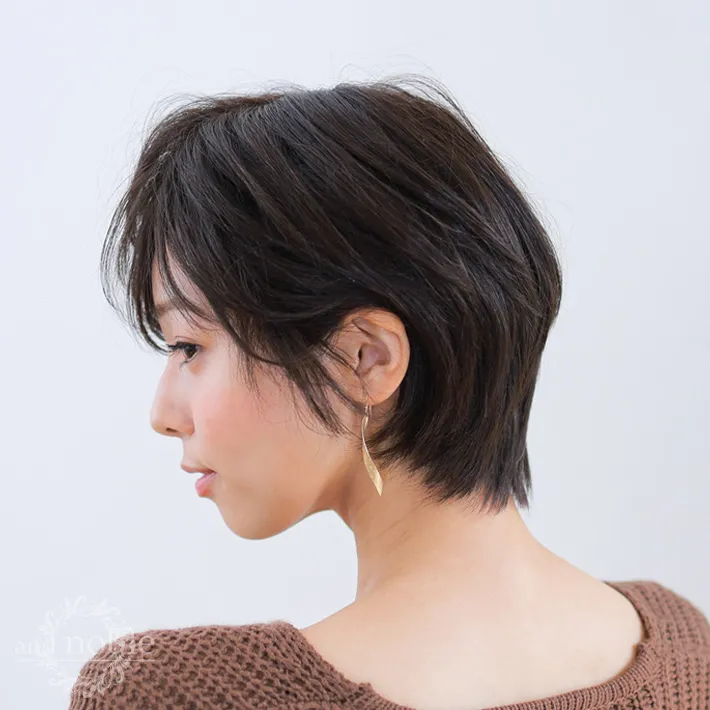 医療用ウィッグ「シャルムショート」を着用した女性の後ろ姿/