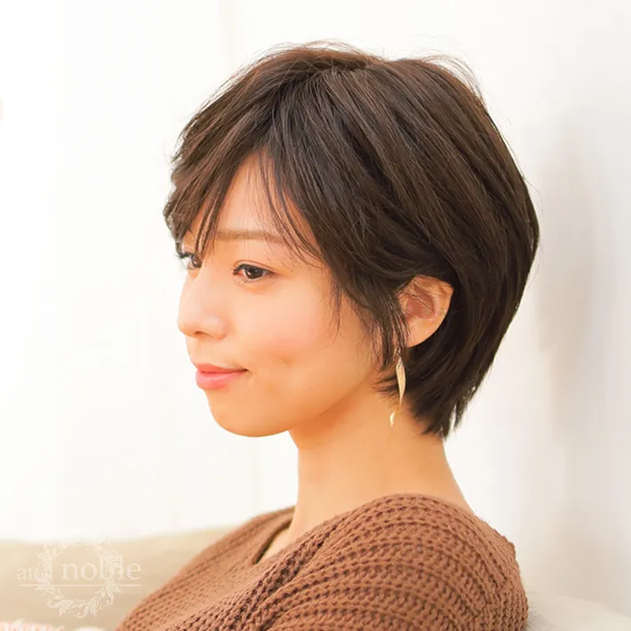 医療用ウィッグ「シャルムショート」の生え際からサイドまですっきりした女性