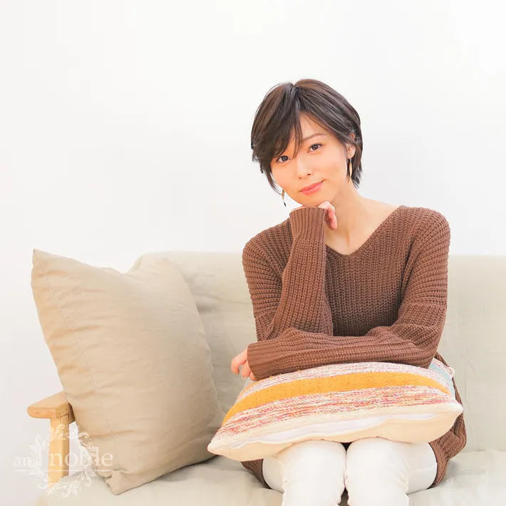 医療用ウィッグ「シャルムショート」を着用してくつろぐ女性