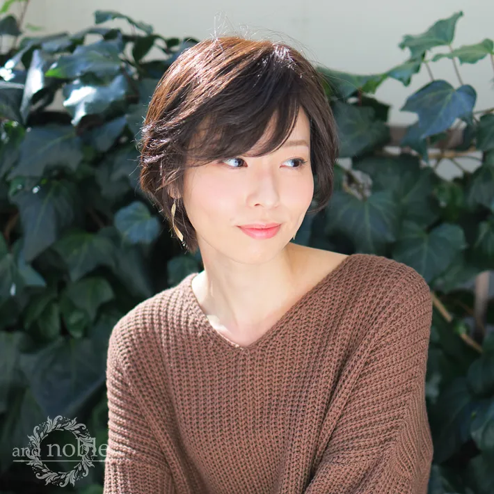 医療用ウィッグ「シャルムショート」着用して外出する女性