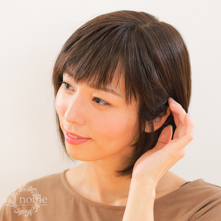 髪をかき上げた時に見える自然なおくれ毛部分