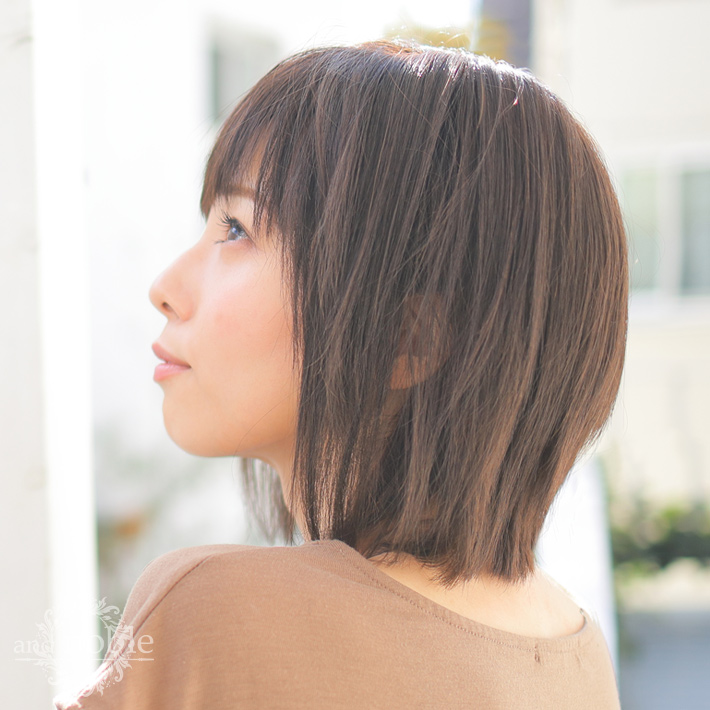医療用ウィッグ・アンドノーブル「アリストミディ」を着用したすっきりした横顔の女性/