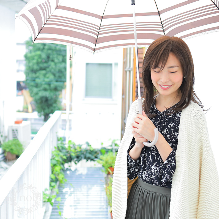医療用ウィッグ・アンドノーブル/プライマリーロングを着用した女性