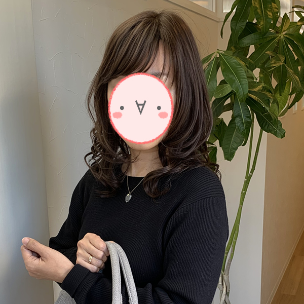 広がりがちなロングウェーブの医療用ウィッグもすっかり馴染んでイイ感じ
